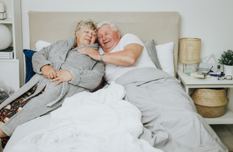 Дедушка с бабушкой в одеяле Gravity